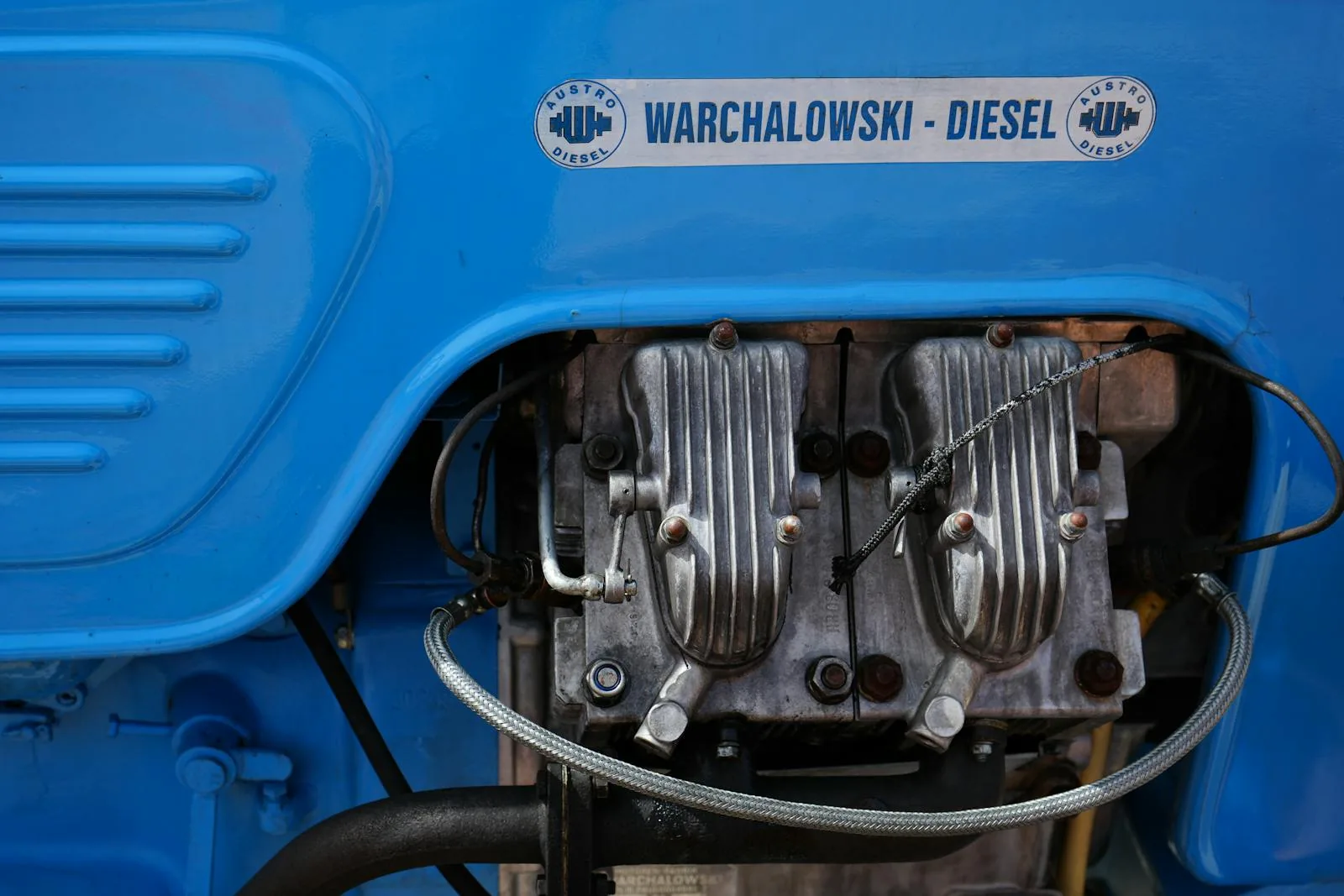 Moteur diesel posé sur un support d'atelier