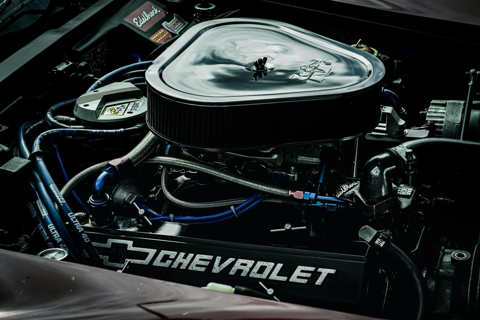 Moteur essence vu sous le capot ouvert