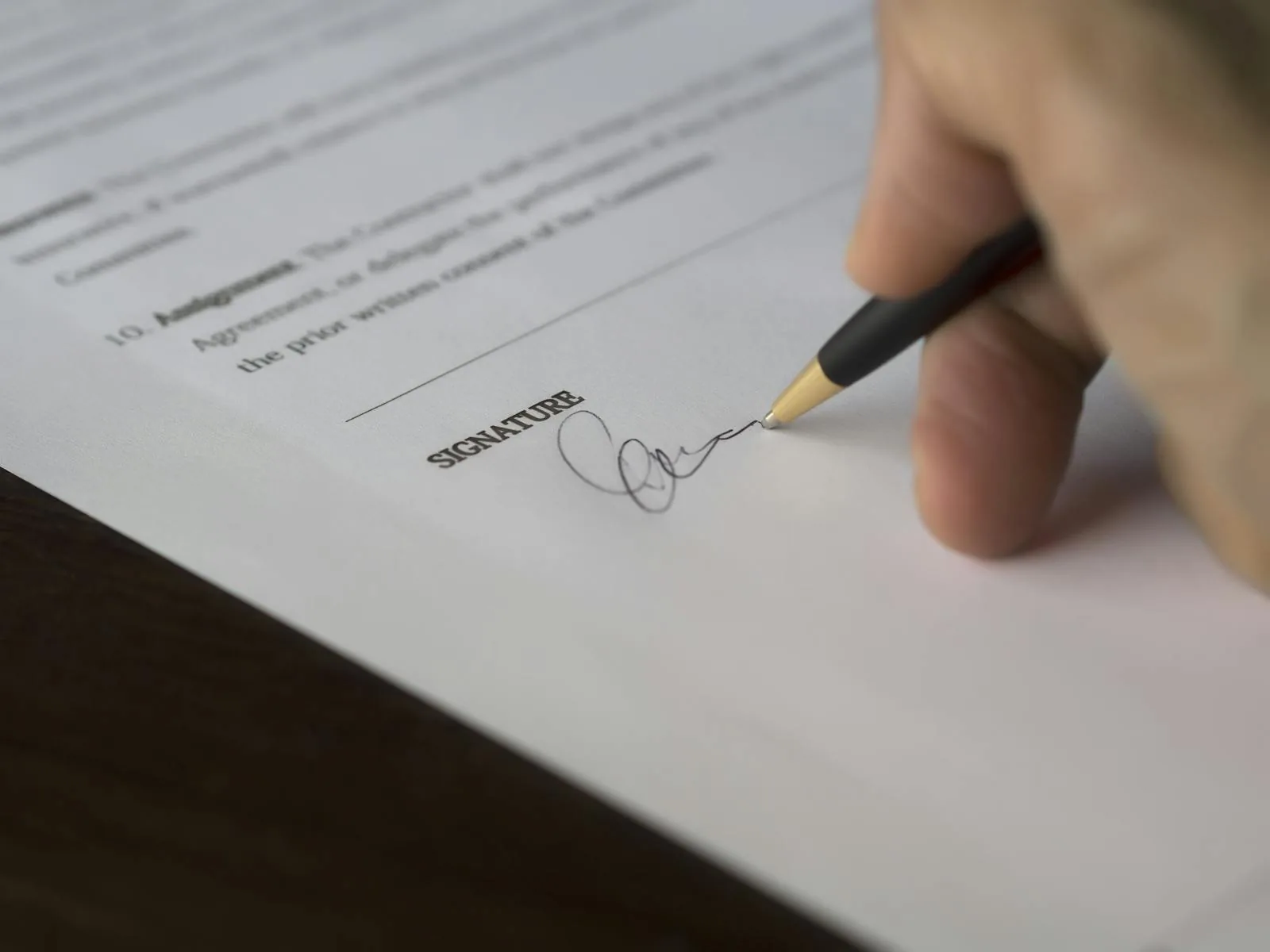 Signature d'un document de garantie sur un bureau d'atelier