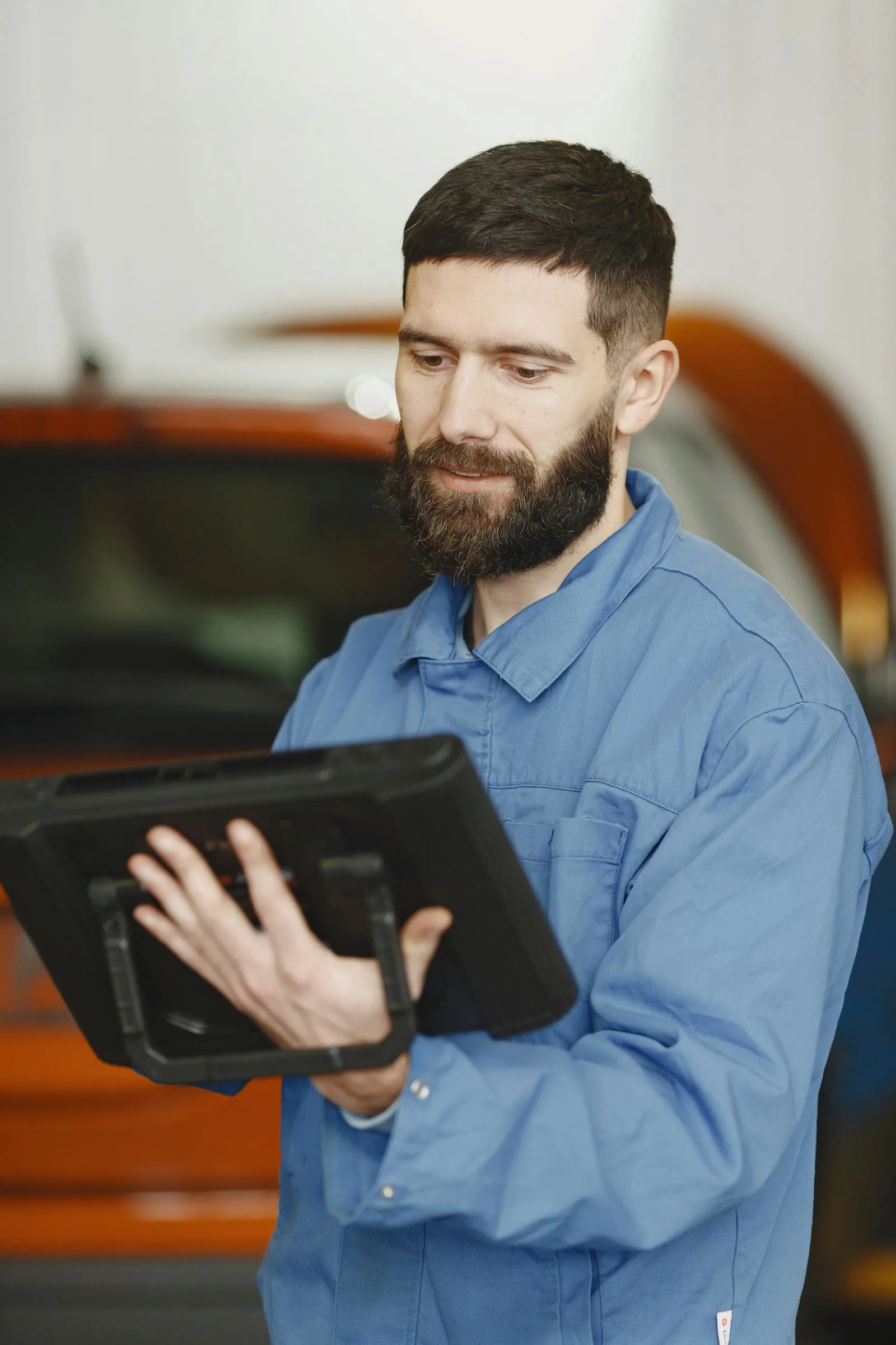 Mécanicien consultant une tablette dans un garage