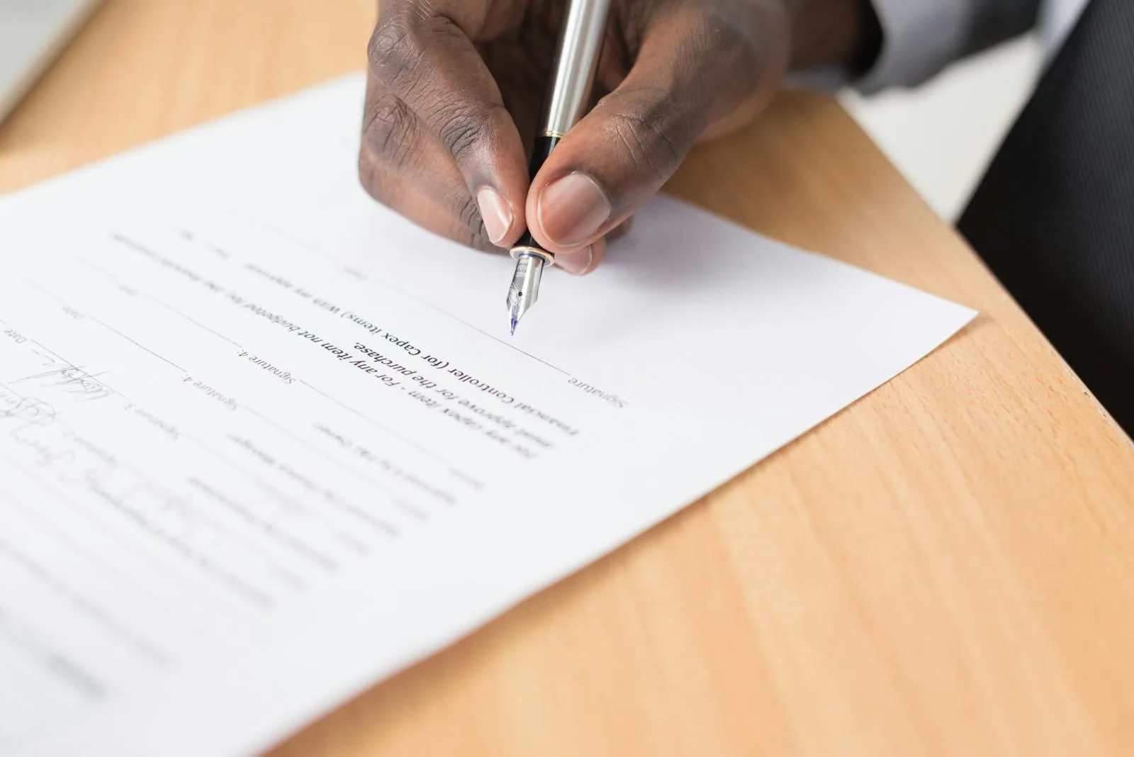 Signature d'un document de garantie sur un bureau d'atelier